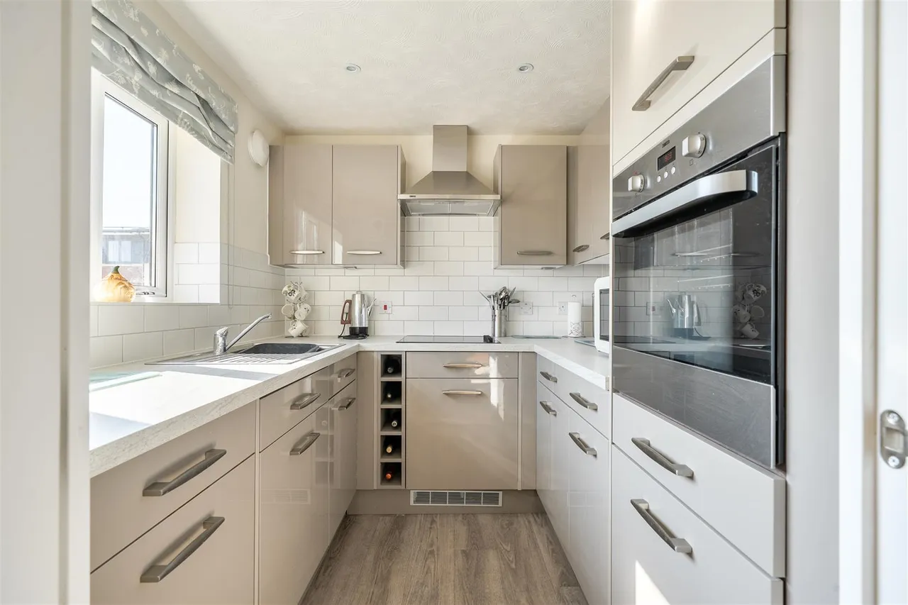 West Street, Newbury, RG14, photo 2
