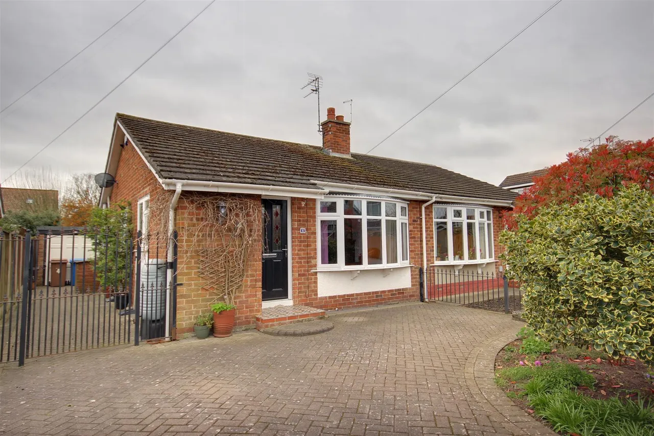2 bed house for sale — Fisher Close, Willerby, Hull