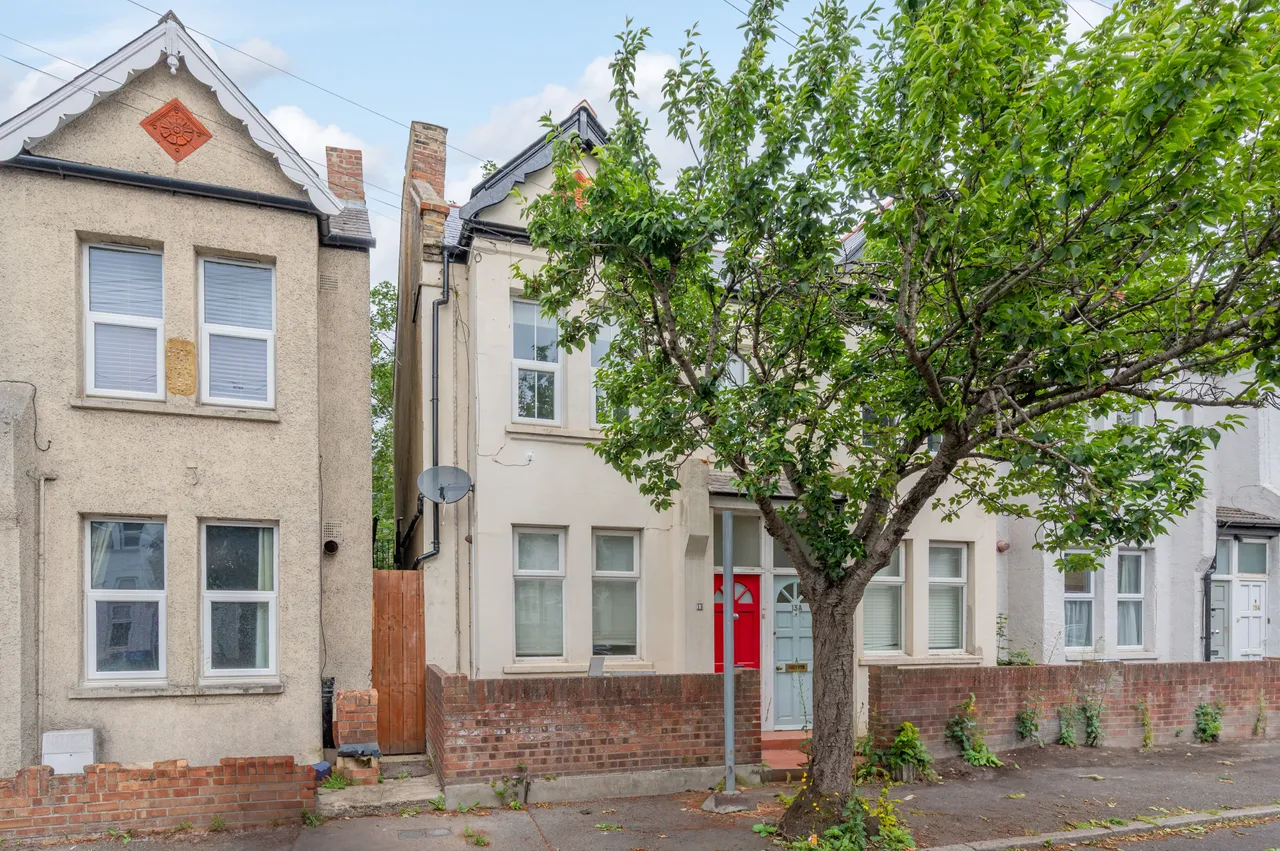 2 bed flat to rent — 13 West Gardens, London