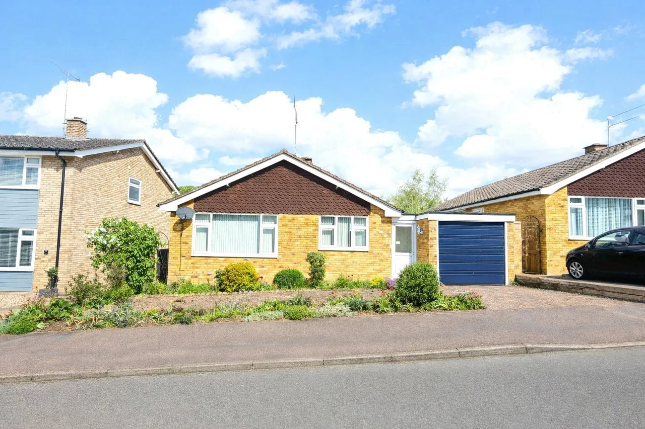 3 bed house for sale — Russell Baron Road, Fornham St. Martin, Bury St. Edmunds, Suffolk, IP31