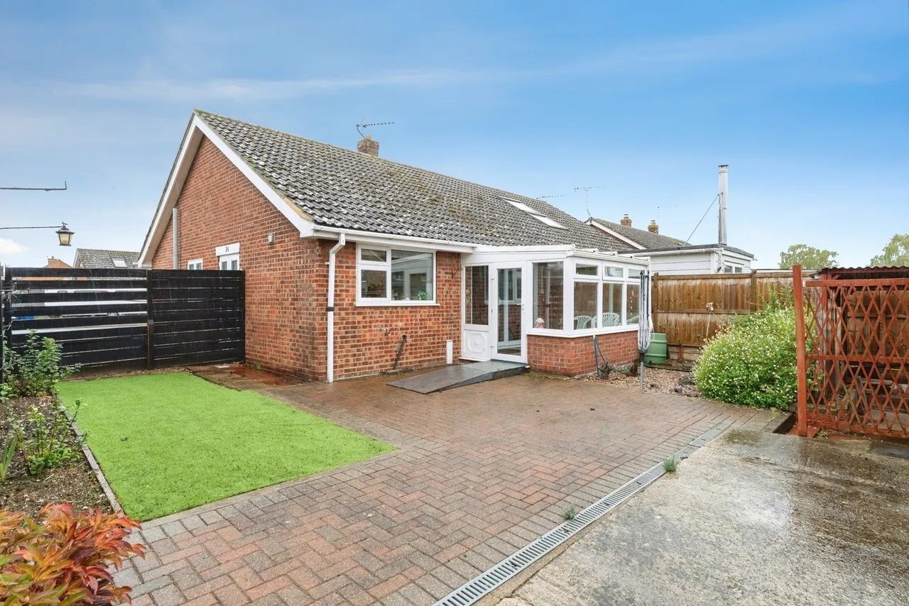 2 bed house for sale, Laurel Close, Red Lodge, IP28