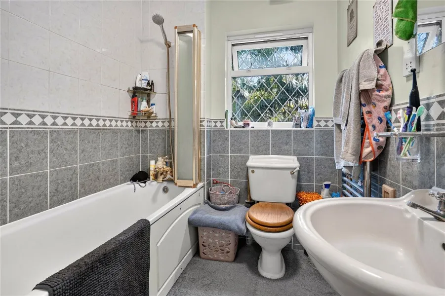 Lorne Gardens, Woking, GU21, photo 12