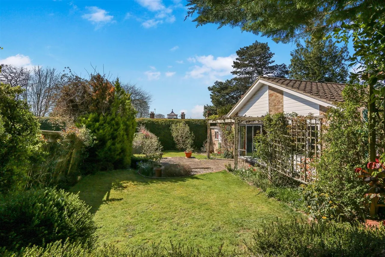 Birchfield Grove, Ewell, KT17 3ES, photo 2