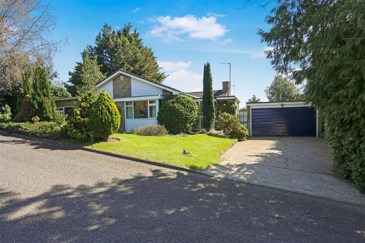 3 bed house for sale — Birchfield Grove, Ewell, KT17 3ES