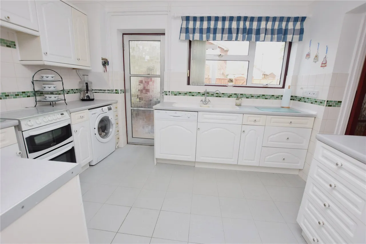 Cheyne Way, Farnborough, Hampshire, GU14 8SE, photo 9