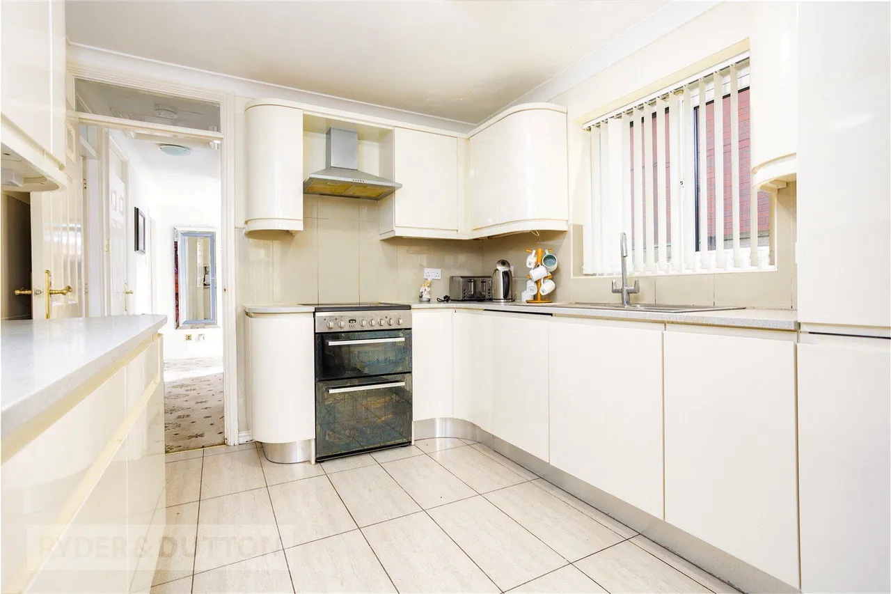 Astbury Close, Springhead, OL4, photo 3