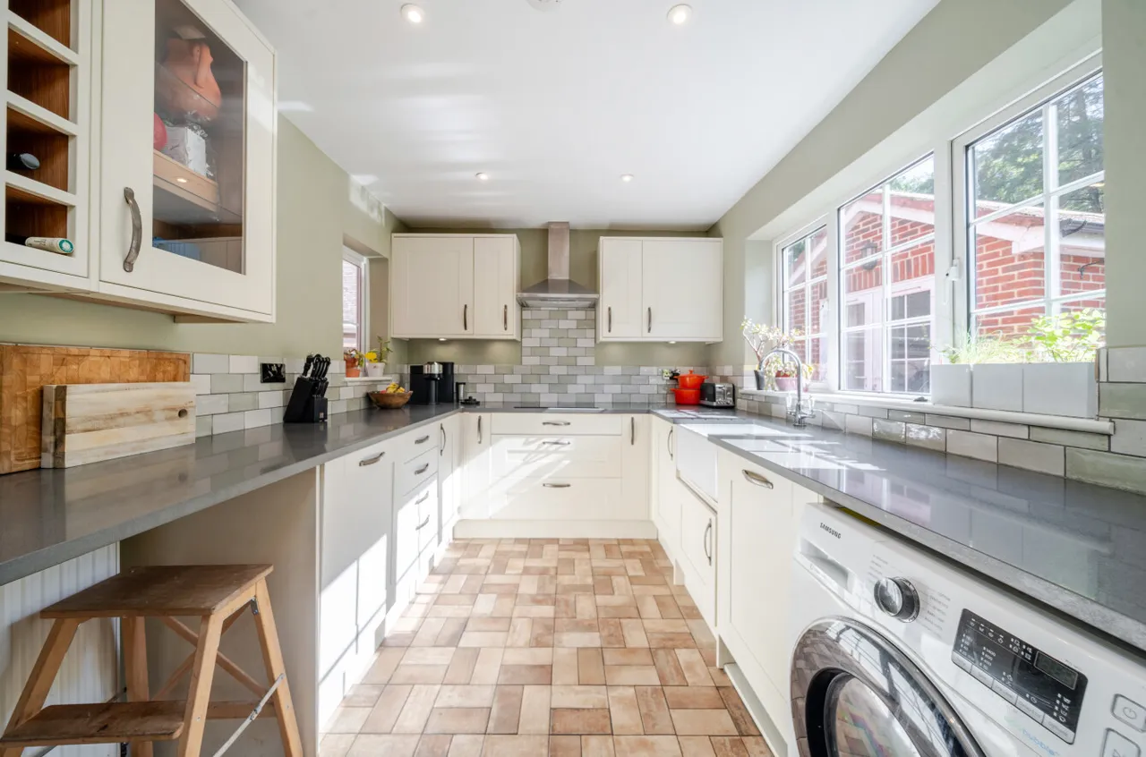 London Road, Bagshot, Surrey, GU19 5EZ, photo 4