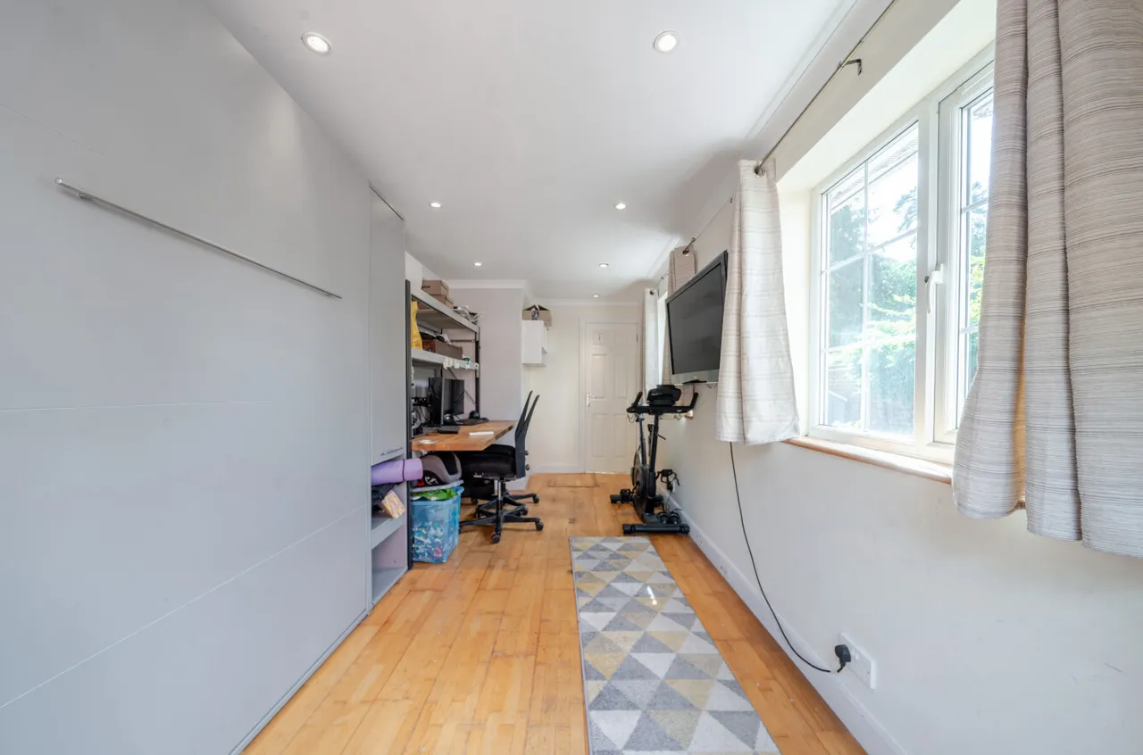 London Road, Bagshot, Surrey, GU19 5EZ, photo 10