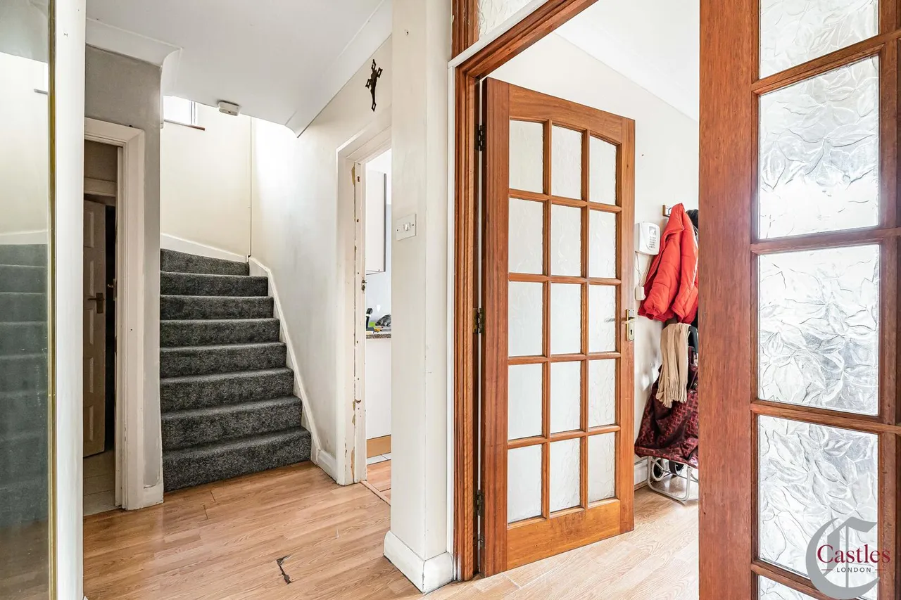 Empire Avenue, London, N18, photo 19