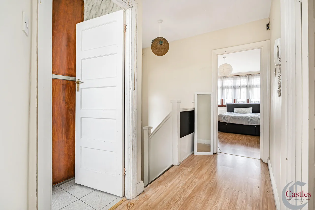 Empire Avenue, London, N18, photo 25