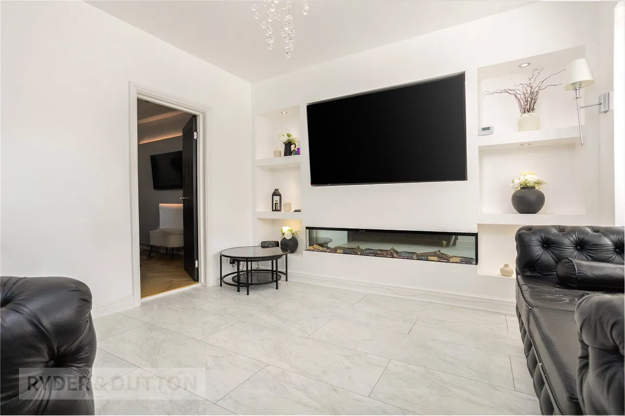 Raven Avenue, Chadderton, OL9, photo 2