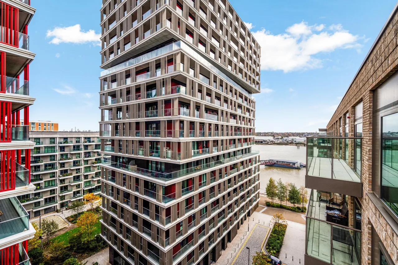 Docker Building, Riverscape, E16, photo 3