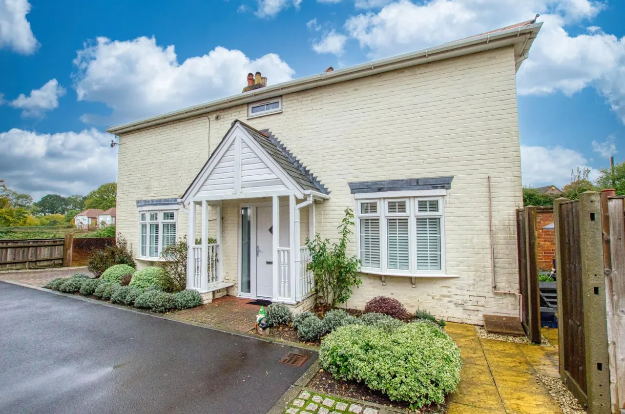 2 bed property for sale, Winchester Road, Botley, SO32