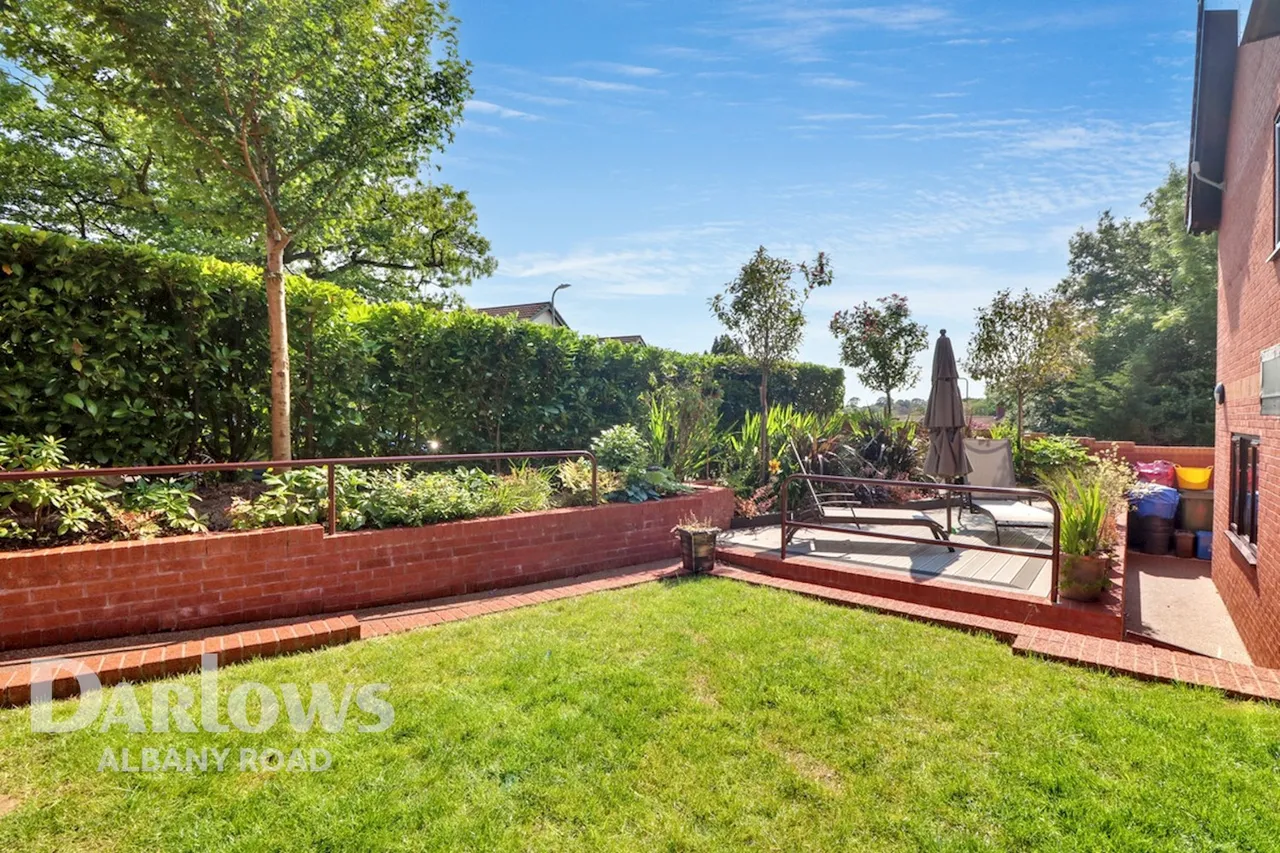 Churchill Close, photo 32