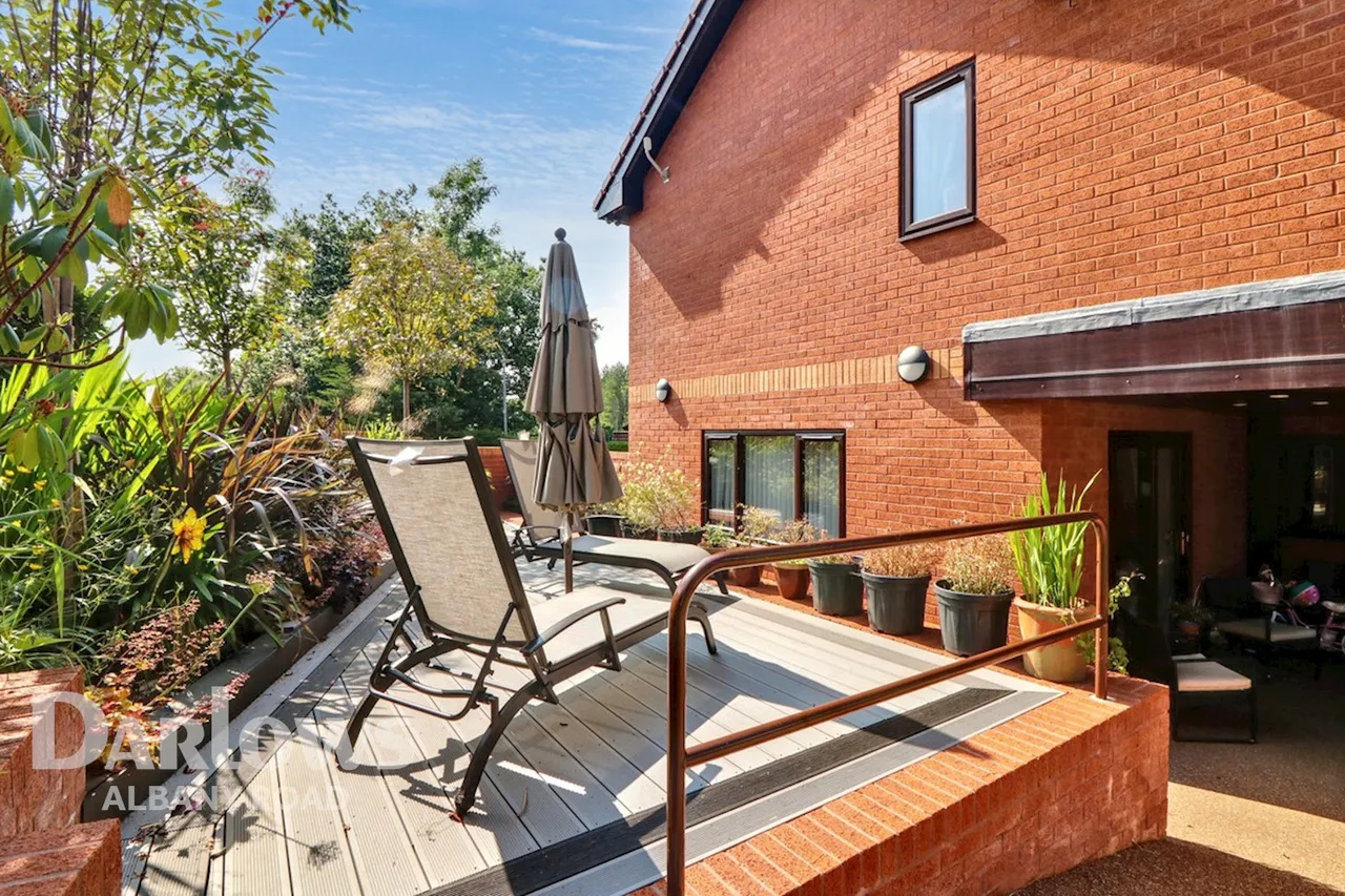 Churchill Close, photo 34