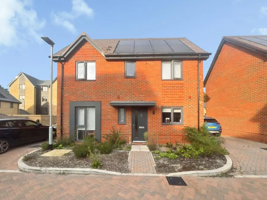 3 bed house to rent, Hunt Way, Crowthorne, RG45