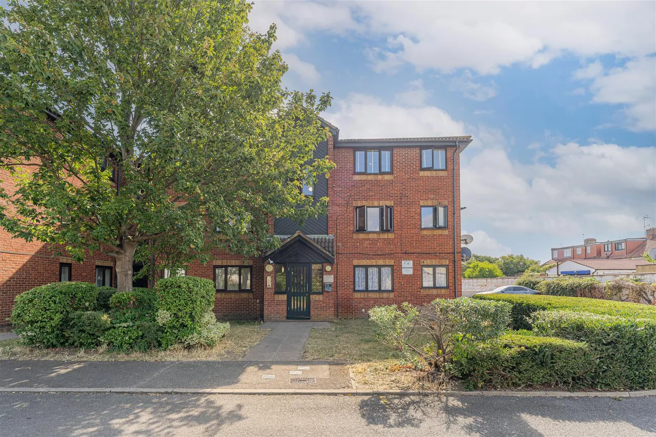 Hutton Court, Edmonton, N9, photo 10