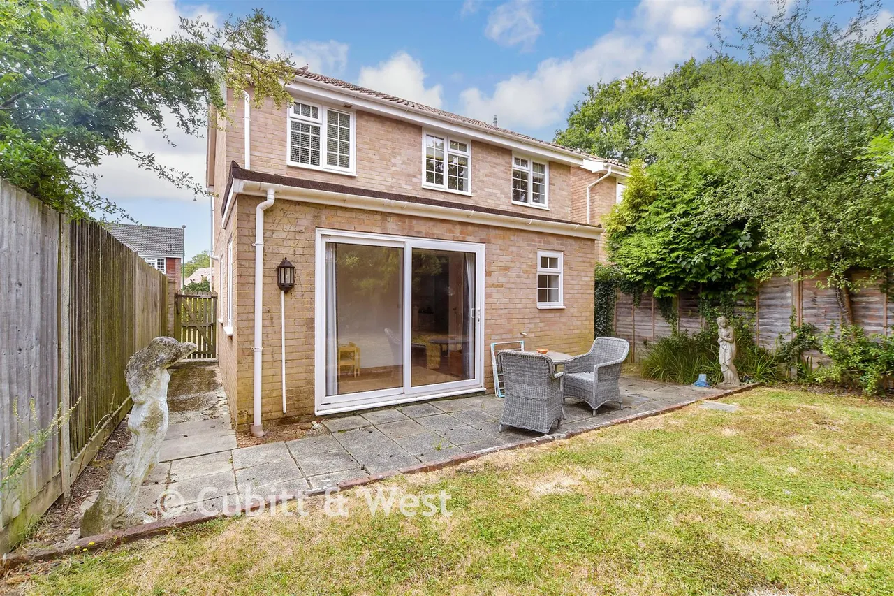 The Fieldings, Southwater, RH13, photo 2