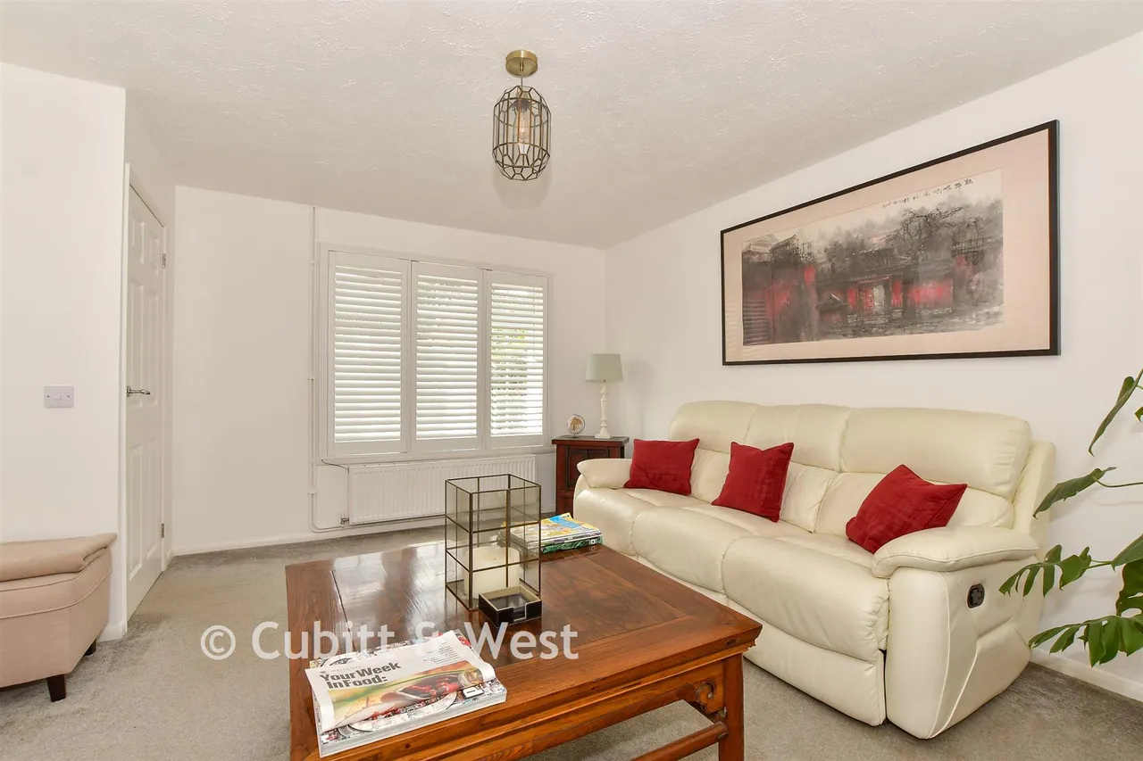 The Fieldings, Southwater, RH13, photo 3