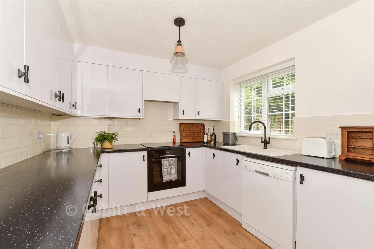 The Fieldings, Southwater, RH13, photo 4