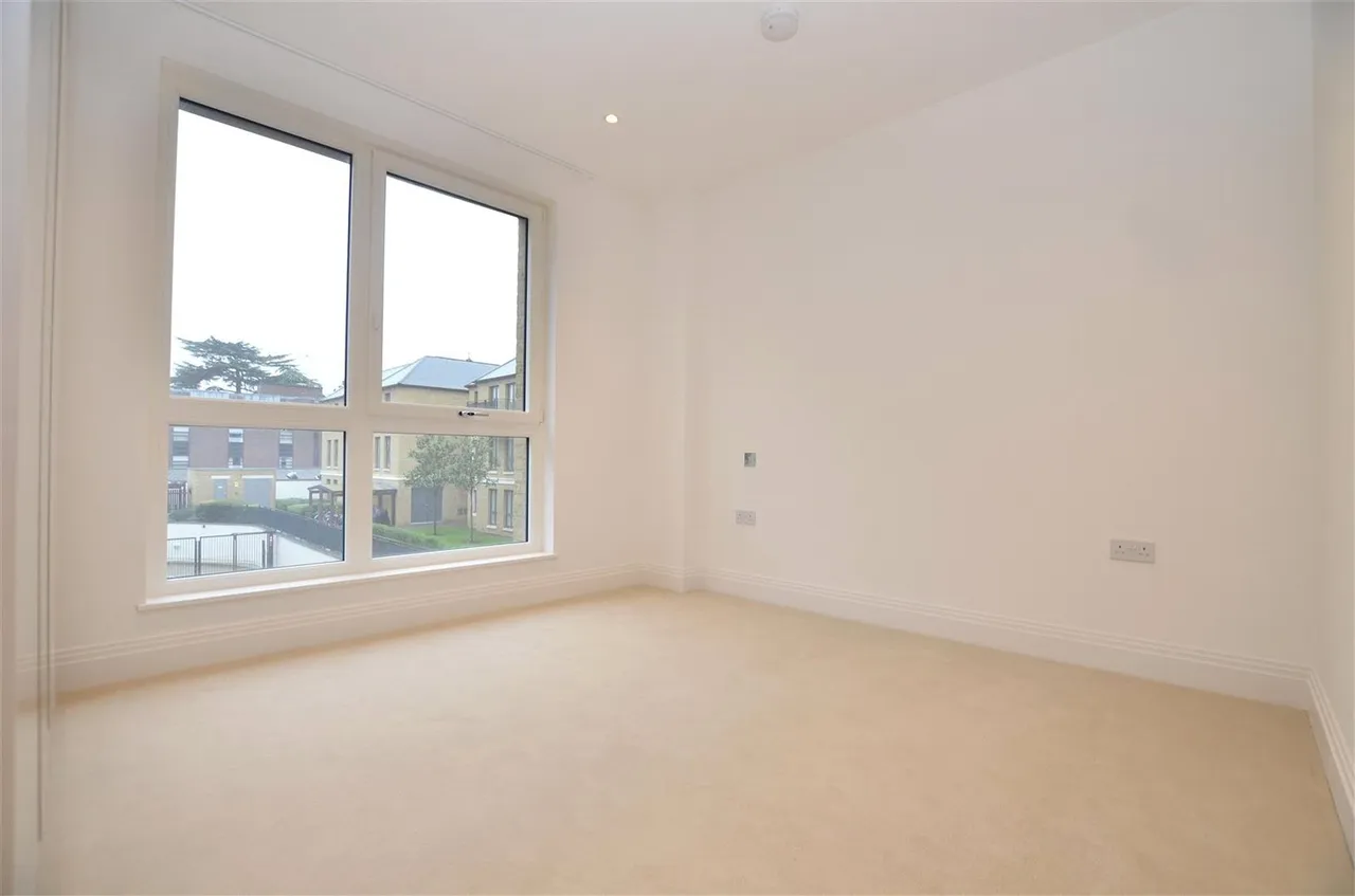 Pinewood Gardens, Teddington, TW11, photo 4