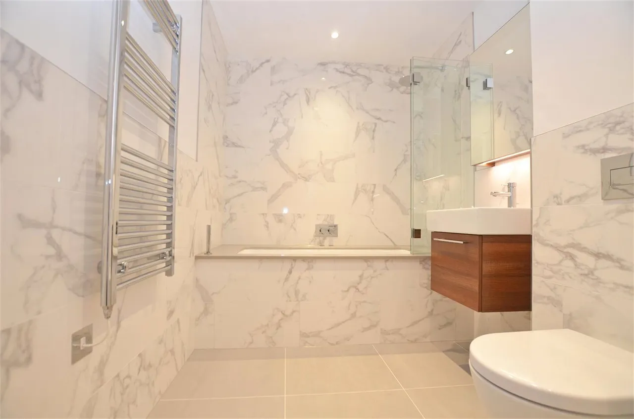 Pinewood Gardens, Teddington, TW11, photo 2