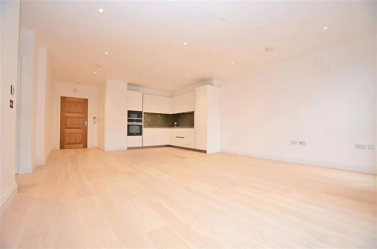 Pinewood Gardens, Teddington, TW11, photo 5