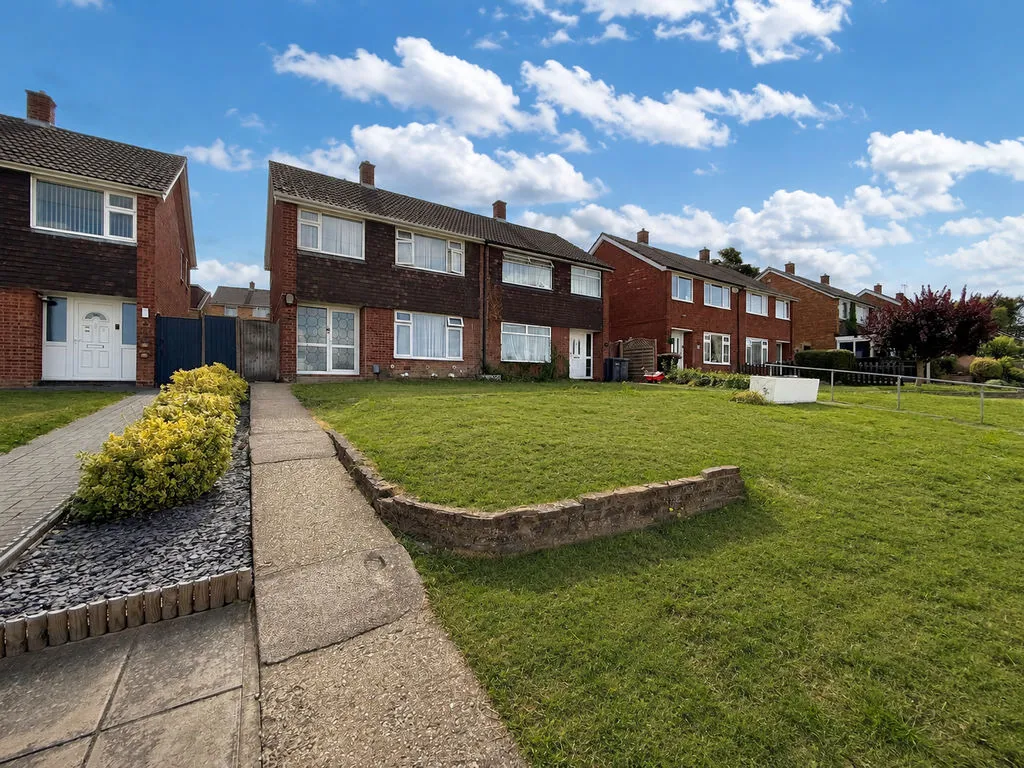 3 bed house for sale — Wheatfield Road, Luton LU4 0TT