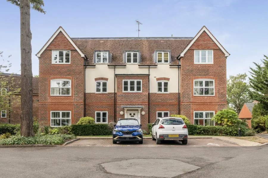 2 bed flat for sale, St. Catherines Wood, Camberley, GU15
