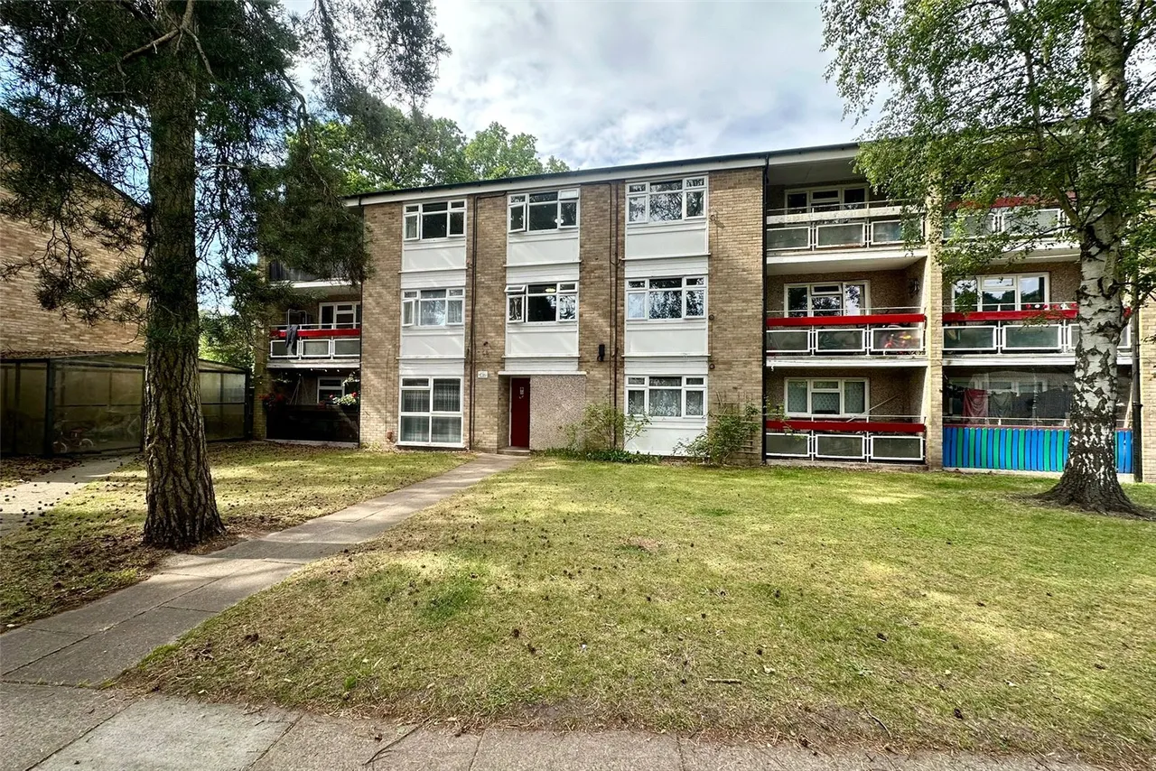 2 bed flat for sale — Harmans Water Road, Bracknell, Berkshire, RG12 9LX