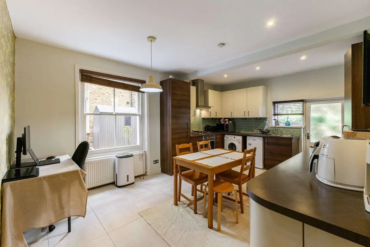 Norfolk Mansions, Santos Road, Putney, London, SW18 1NU, photo 4