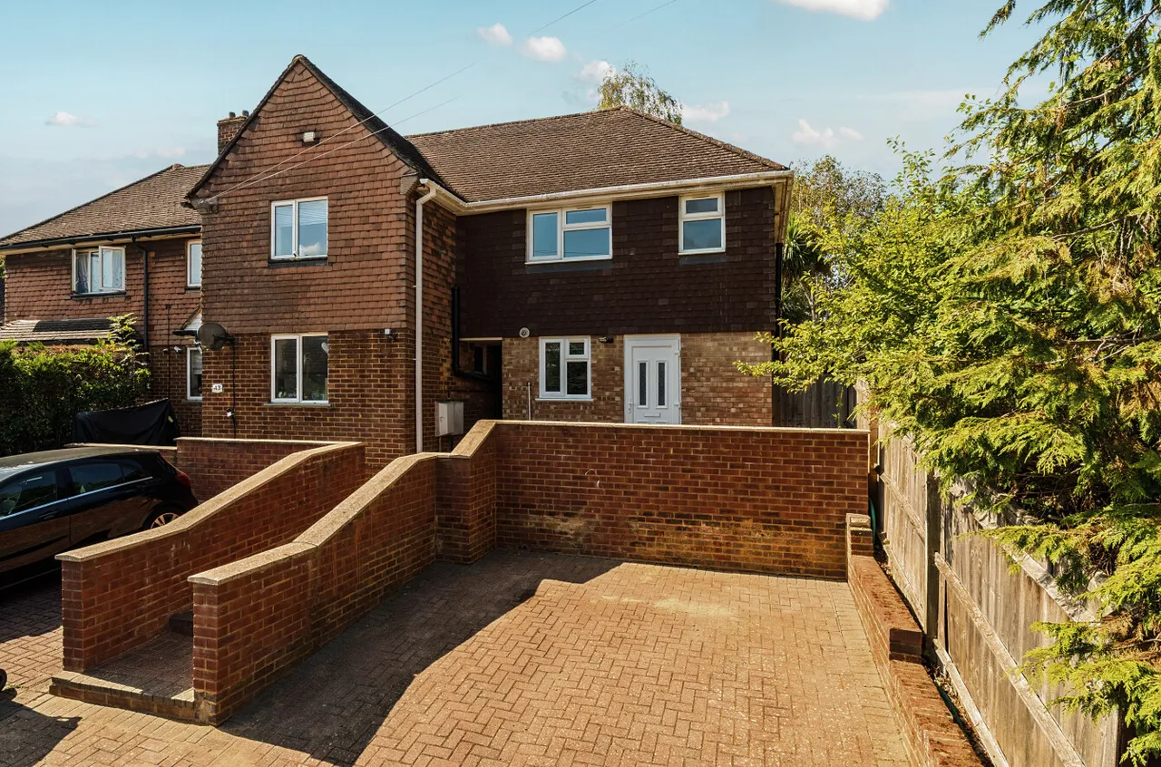2 bed house for sale, Woodside Road, Guildford, GU2