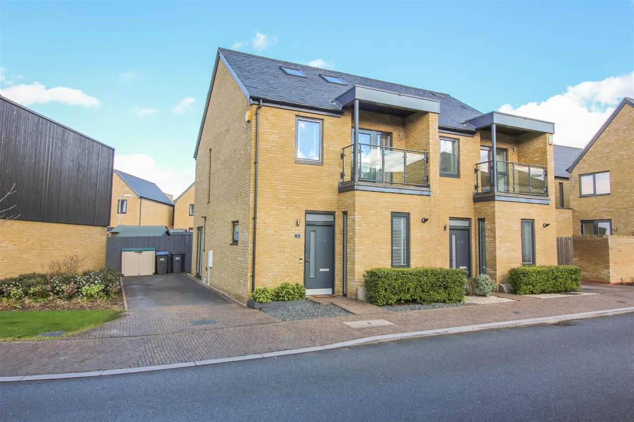 4 bed house to rent, Barnsley Wood Rise, Newhall, CM17
