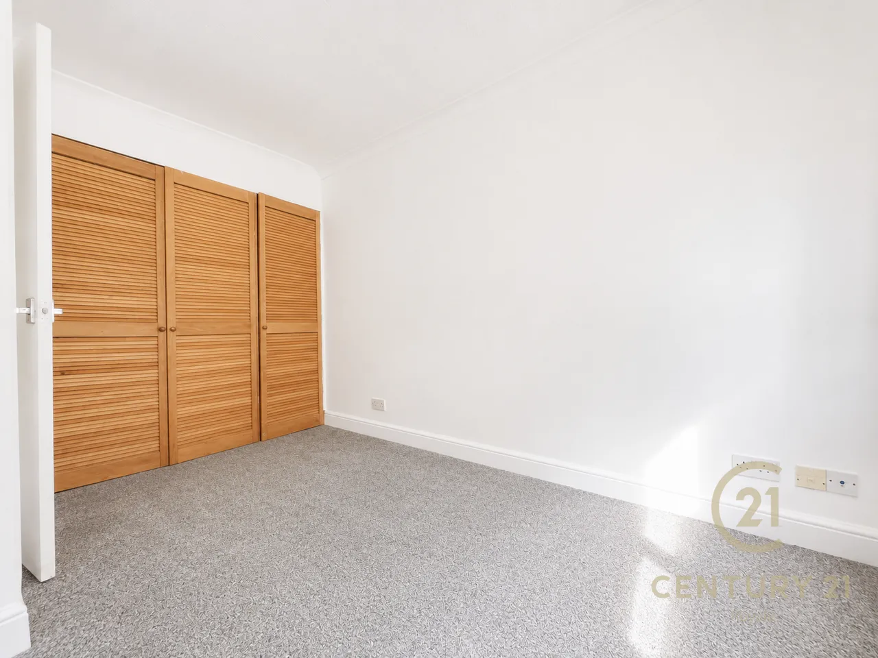 Farm Road, Esher, KT10, photo 7