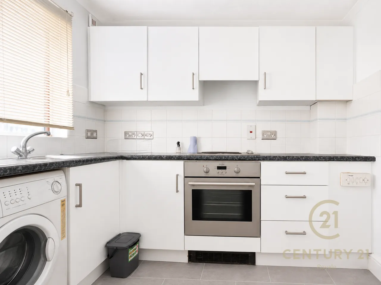 Farm Road, Esher, KT10, photo 3