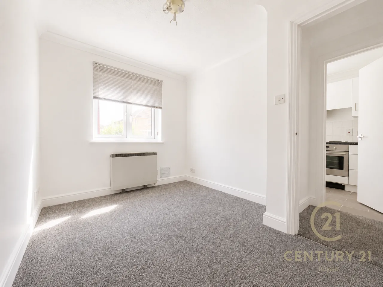 Farm Road, Esher, KT10, photo 6