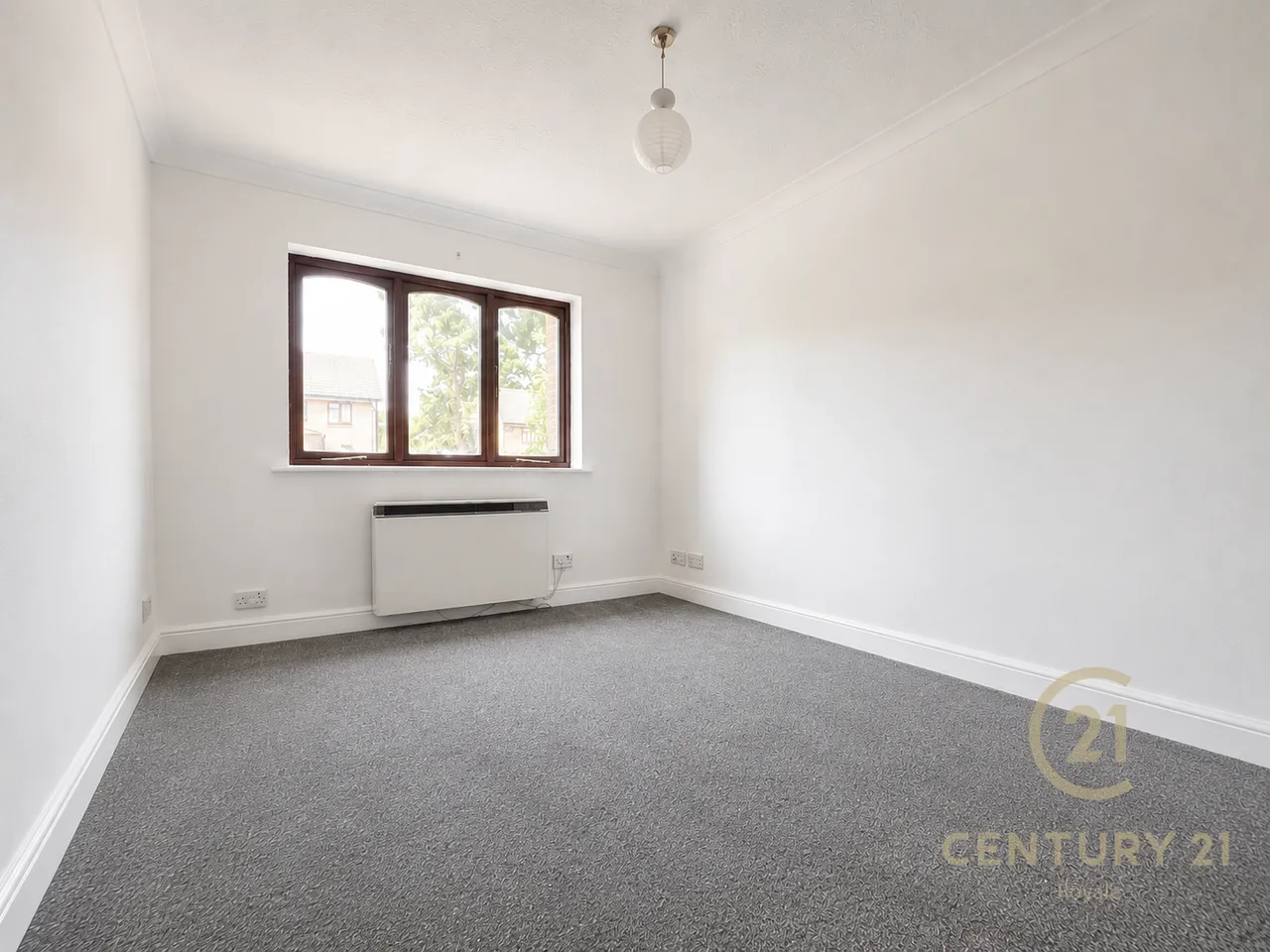 Farm Road, Esher, KT10, photo 2