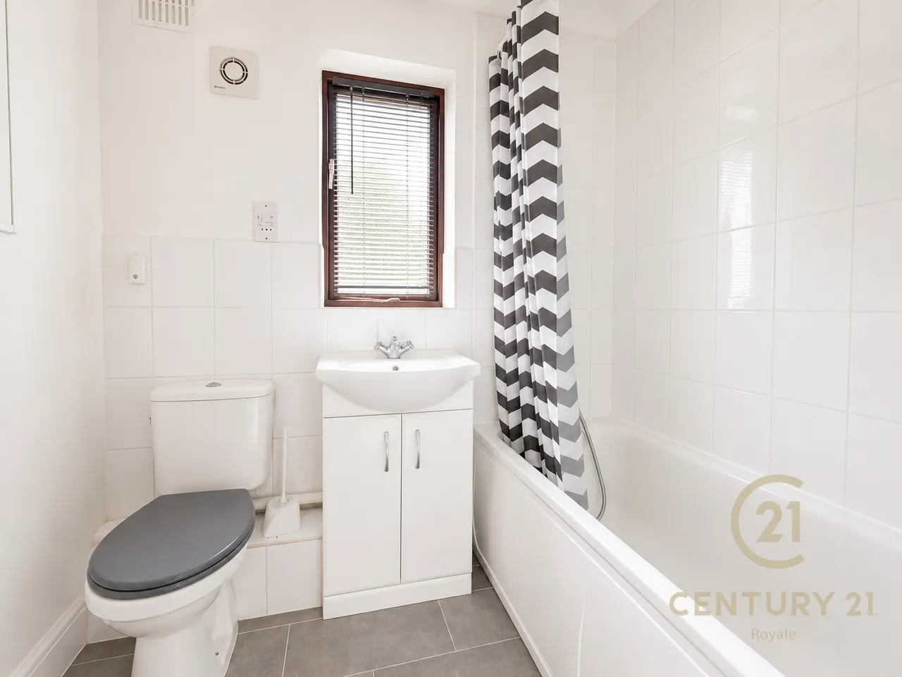 Farm Road, Esher, KT10, photo 8