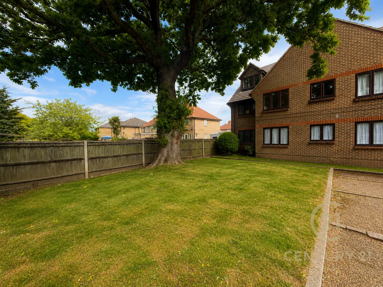 1 bed property for sale, Farm Road, Esher, KT10
