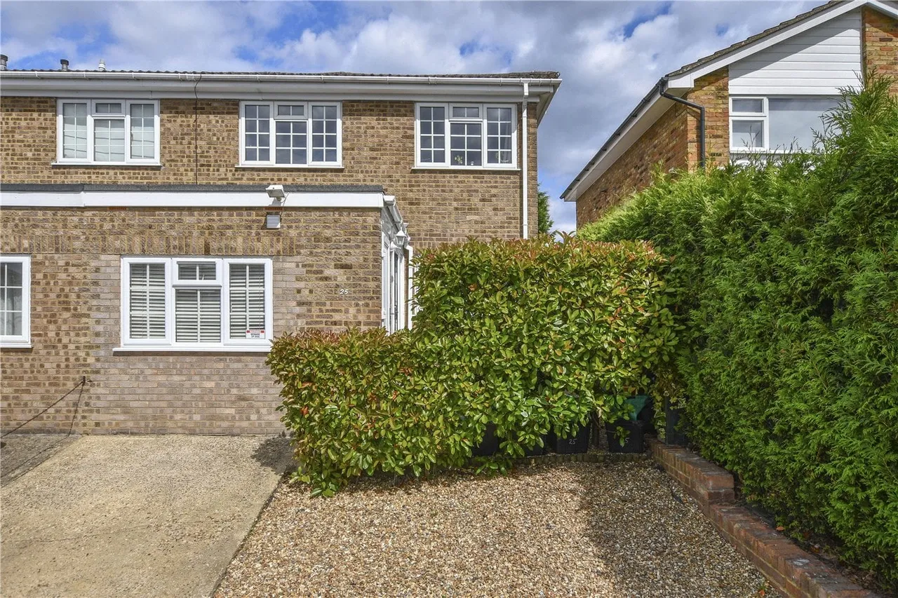3 bed house for sale, The Spinney, Finchampstead, RG40