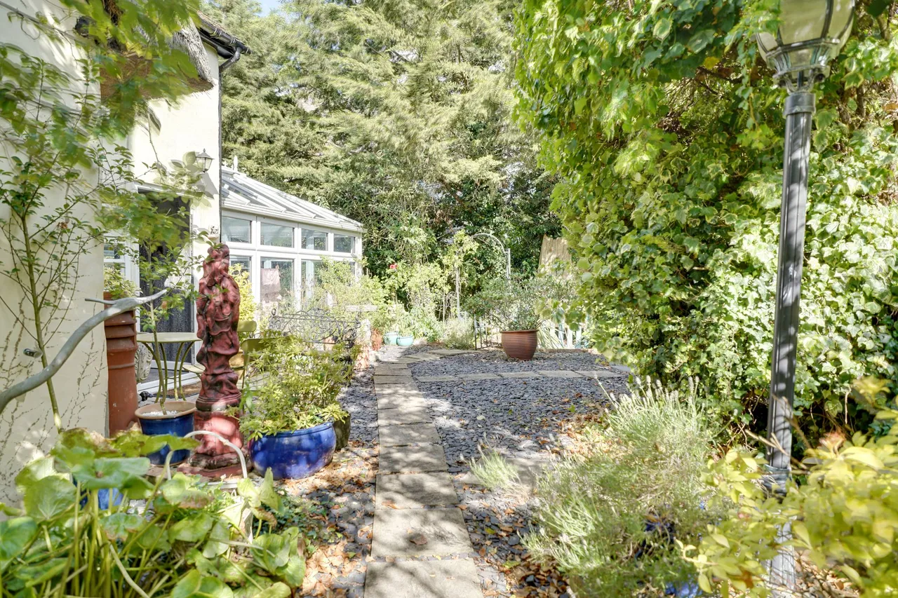 The Street, High Roding, CM6, photo 13