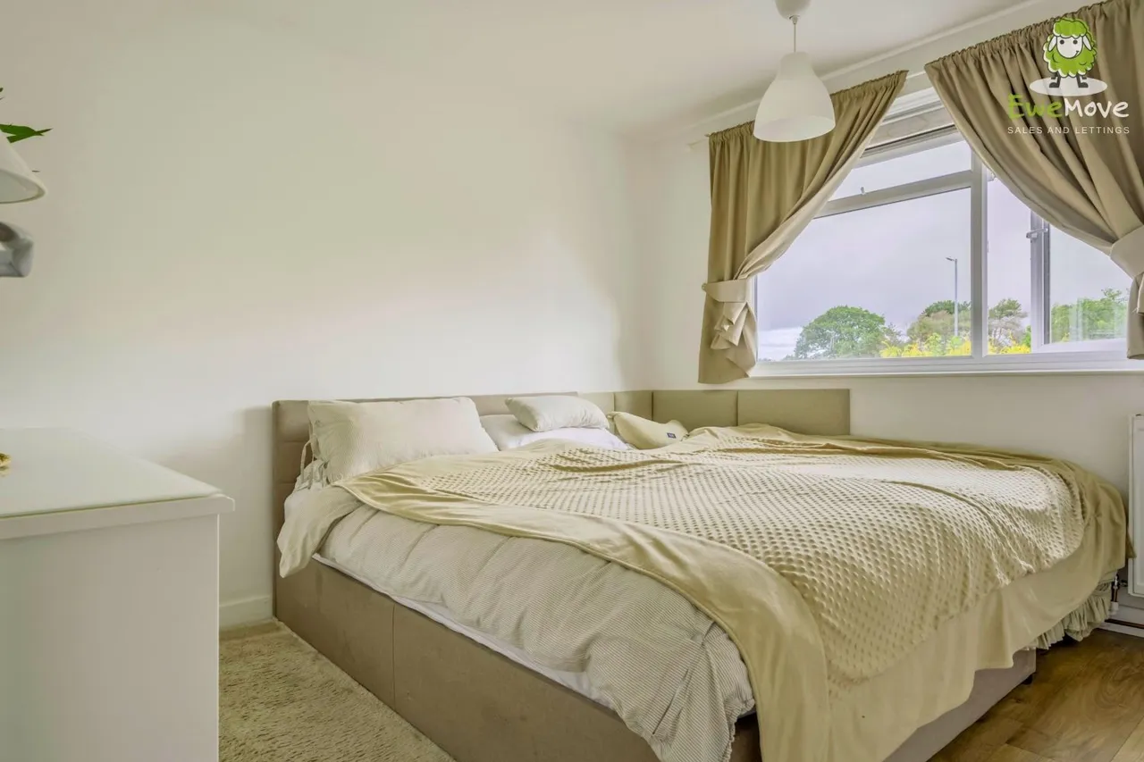 bedroom home with a garage, SN3, photo 11