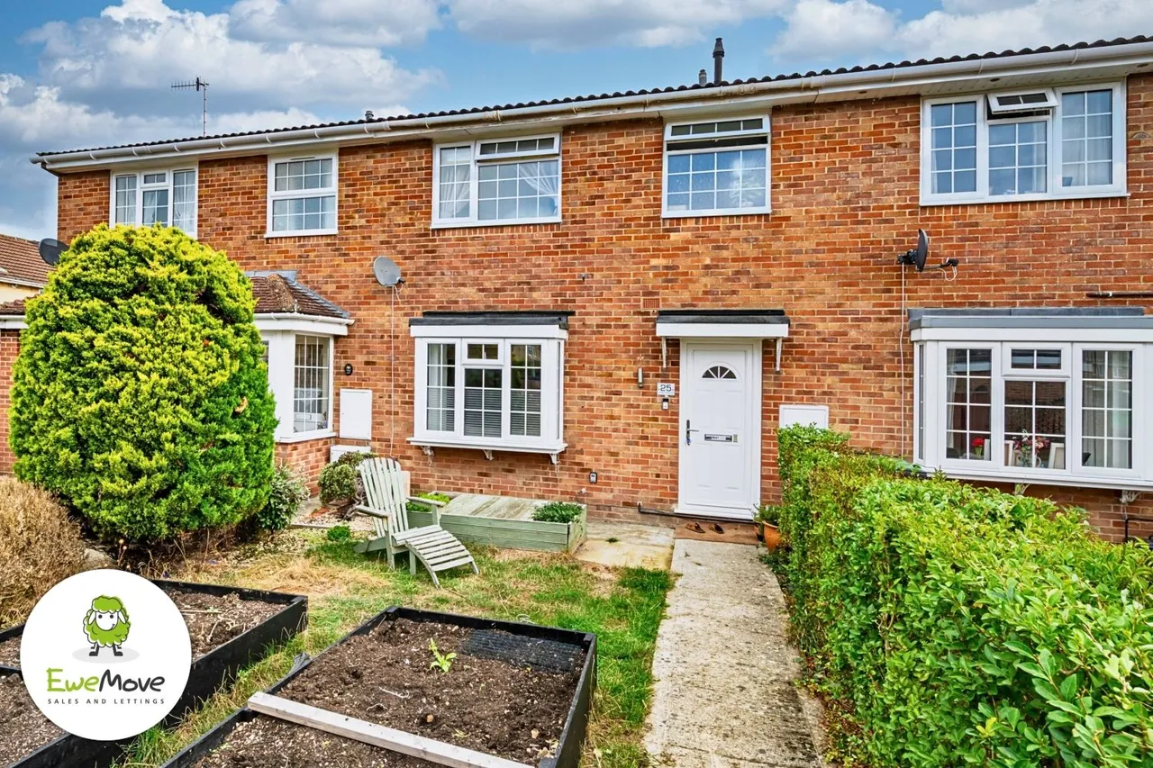 3 bed house for sale, bedroom home with a garage, SN3
