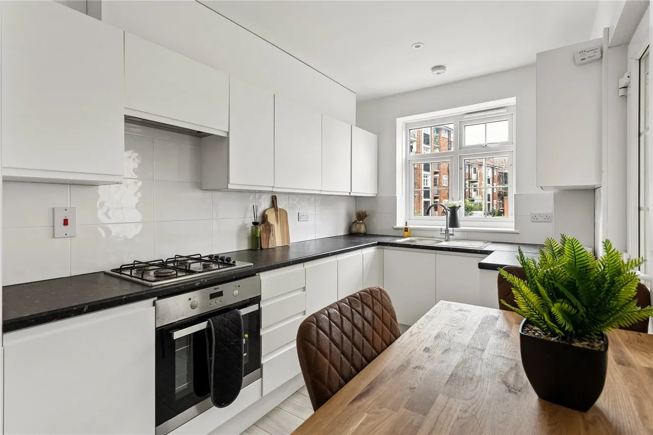 Garratt Lane, London, SW17, photo 6