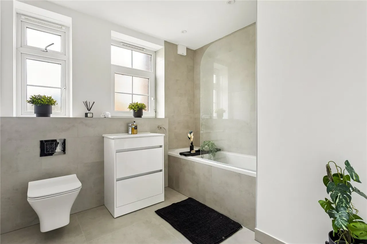 Garratt Lane, London, SW17, photo 4