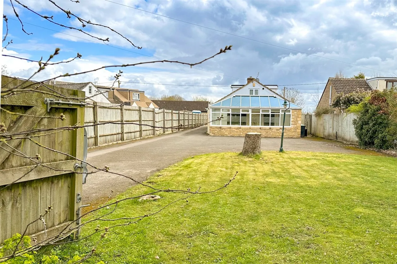 4 bed house to rent, Brize Norton Road, Minster Lovell, OX29