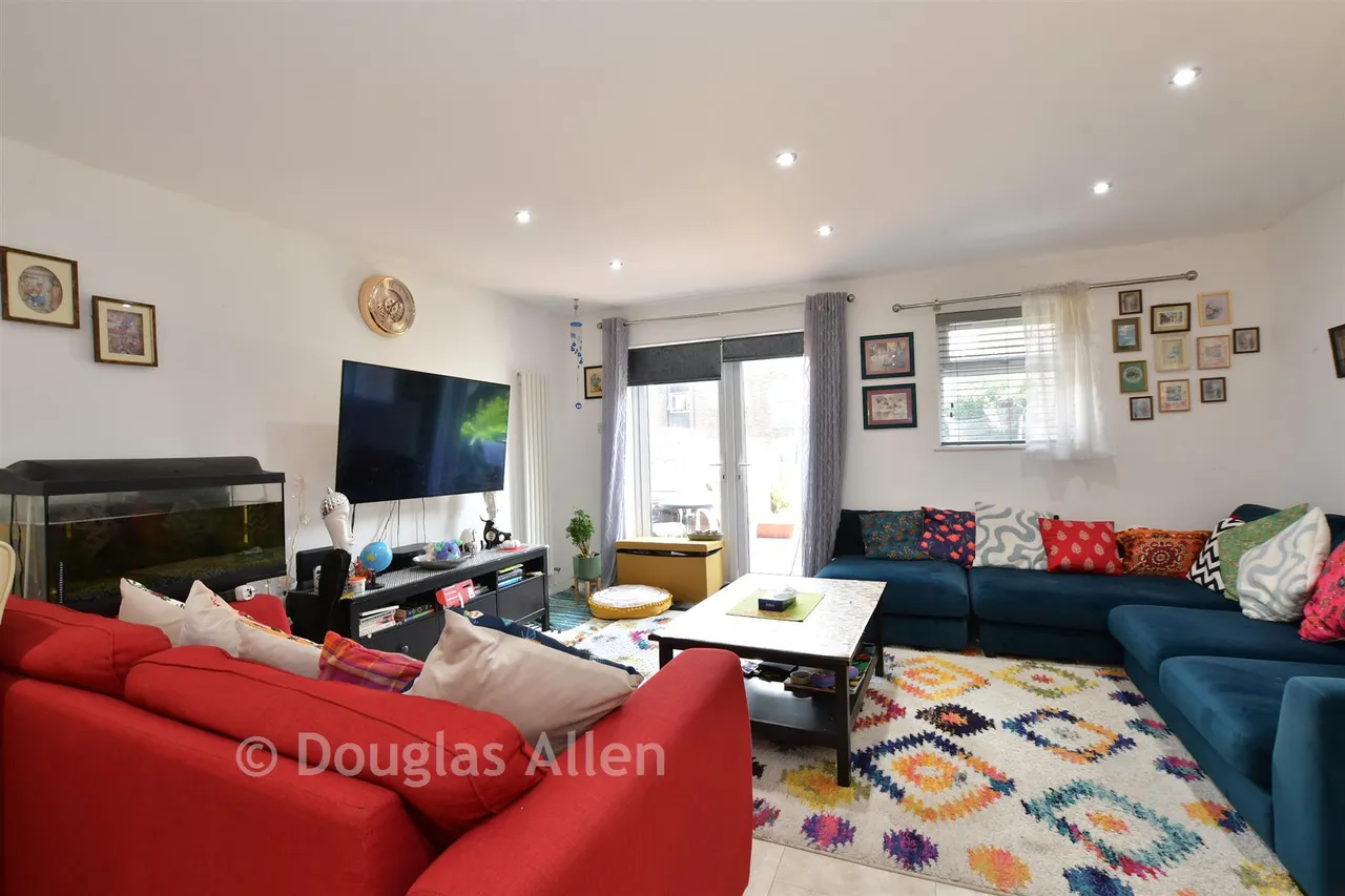 Pershore Close, Ilford, IG2, photo 4