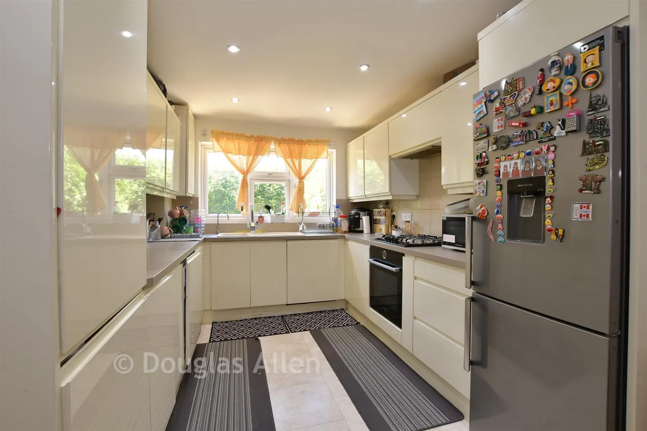 Pershore Close, Ilford, IG2, photo 3