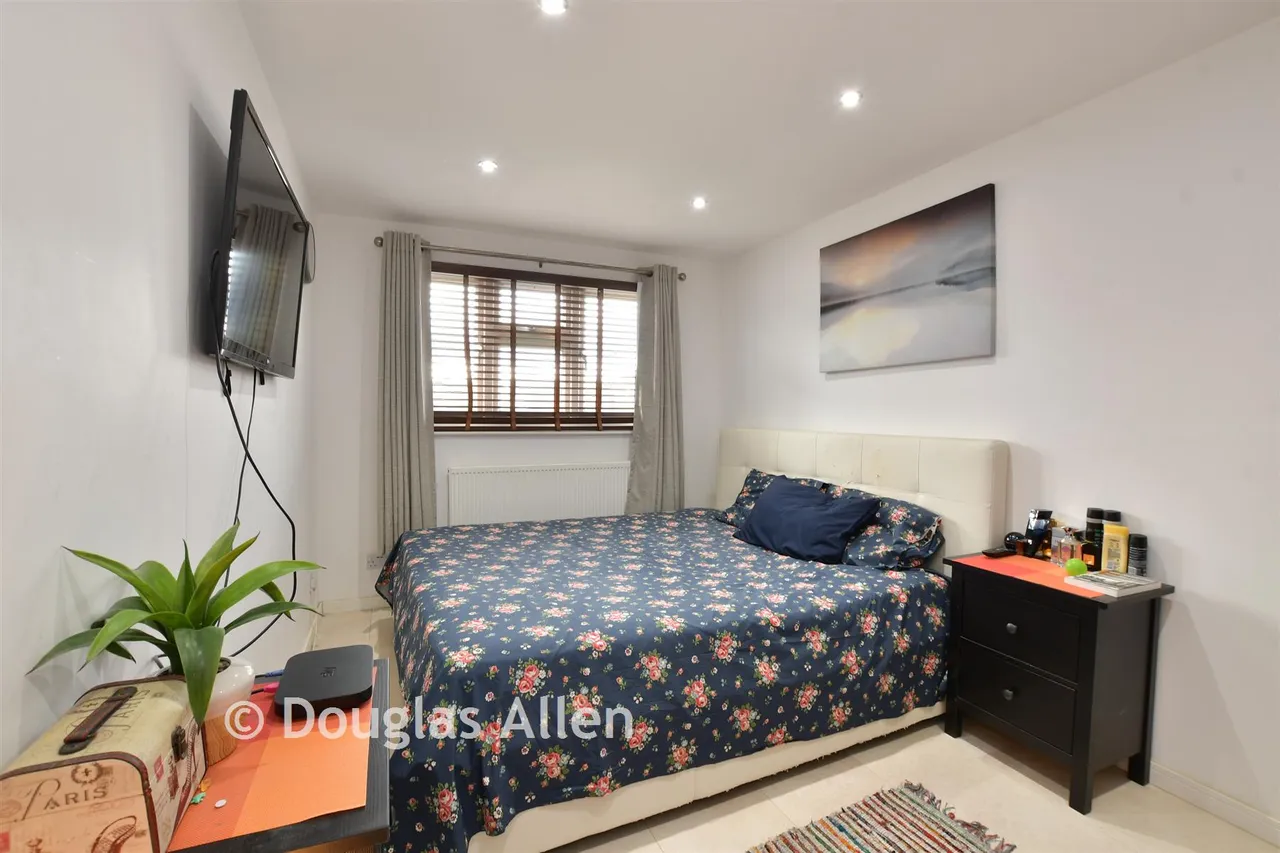 Pershore Close, Ilford, IG2, photo 6