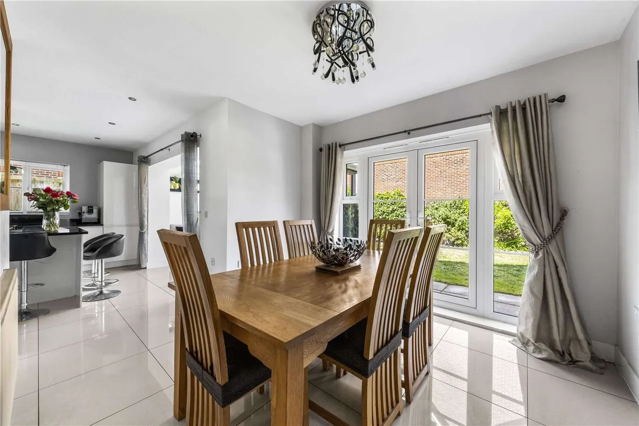 Pitt Rivers Close, Guildford, Surrey, GU1 2UY, photo 6